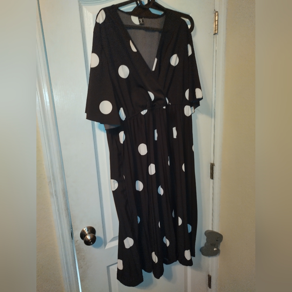 SHEIN Black and White Size 3XL Polka Dot Pleated Sleeved Midi Dress